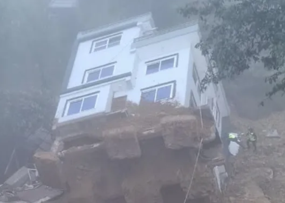 ललितपुरमा साढे दुई तले घर ढल्यो ललितपुरमा साढे दुई तले घर ढल्यो
