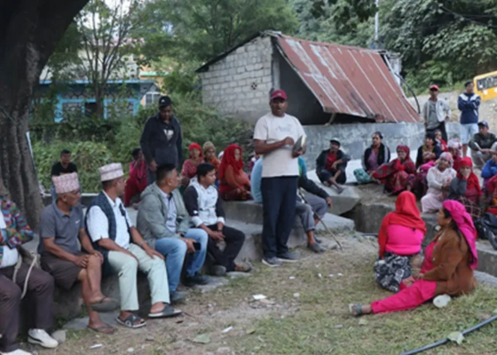 बाढीले घरबार बगाएपछि फर्सेवासीको दसैँ खल्लो, आफन्तको आश्रयमा पीडित परिवार
